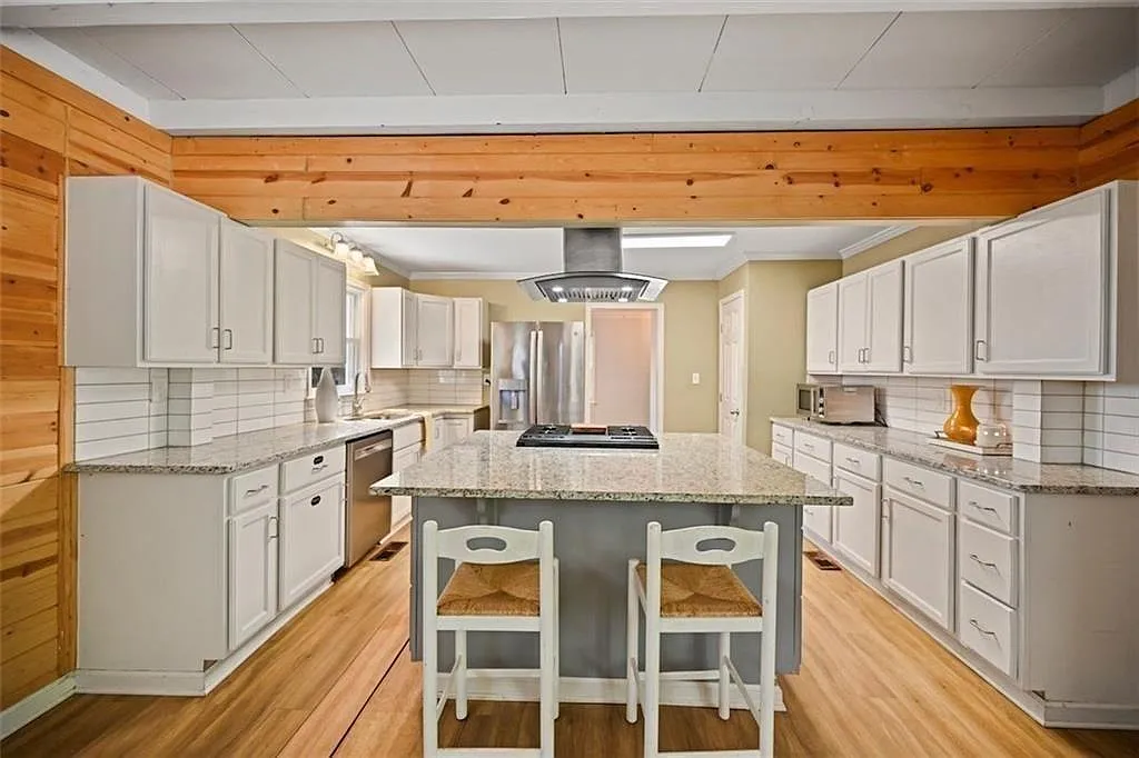 3 bed, 1.5 bath, 1744 sqft, $2,300 — Photo 2