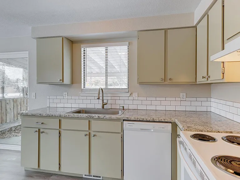 2910 & 2912 S Holden Ave — Photo 12