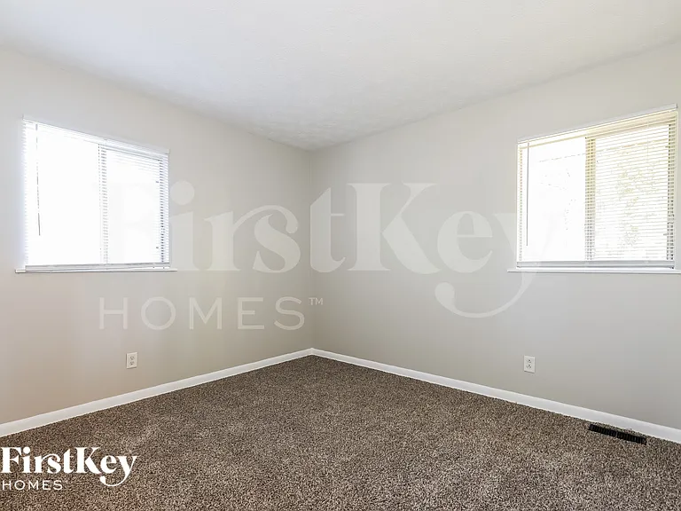 568 Dixon Rd — Photo 8