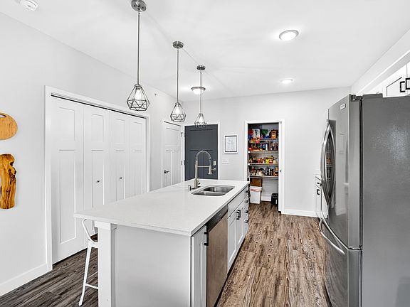 4th image of 1501 N Windsor #201