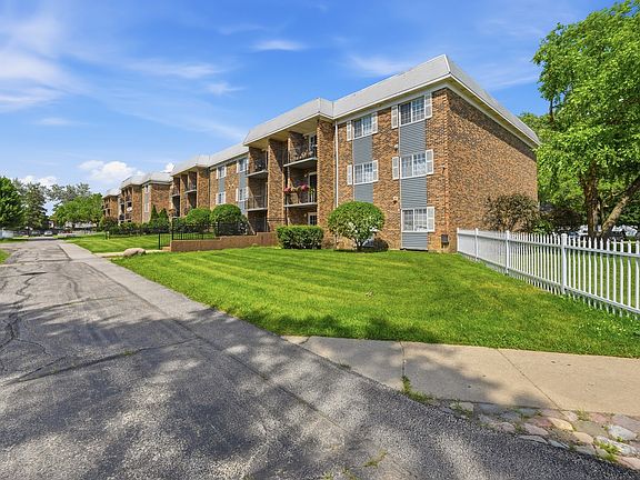 3rd image of 1621 N Windsor Dr APT 215