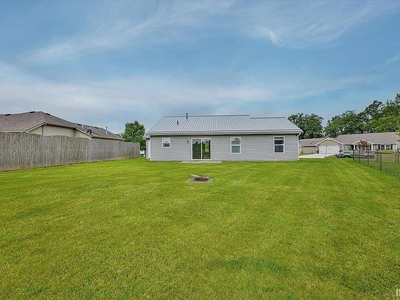 5th image of 1120 E Ridge Dr