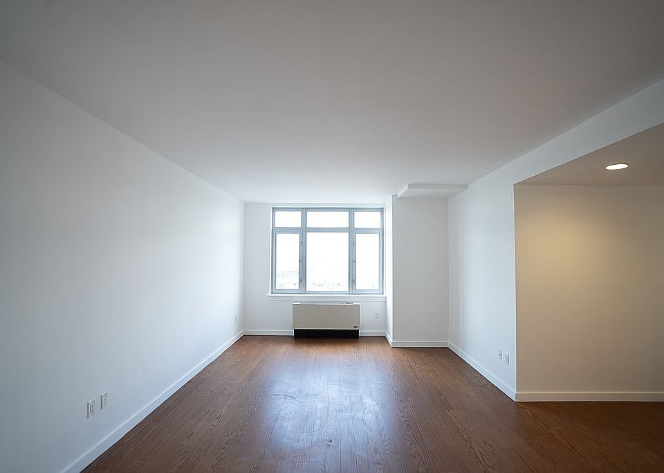 1st image of 4026 College Point Blvd Ph 2e