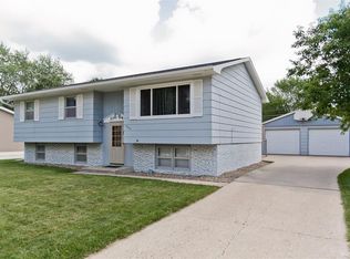 1045 Eisenhower Rd, Hiawatha, IA 52233