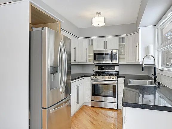 5th image of 240 Iris St
