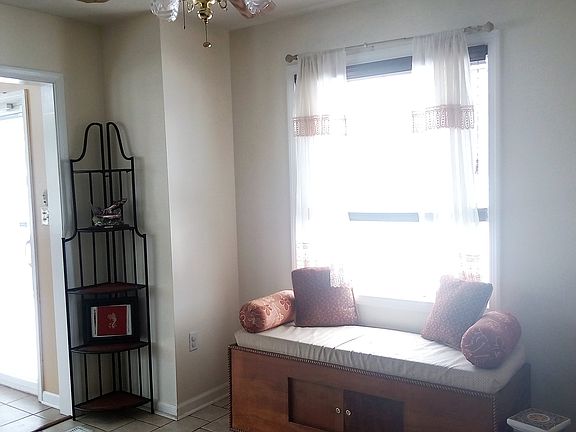 4th image of 366 Royal Ct