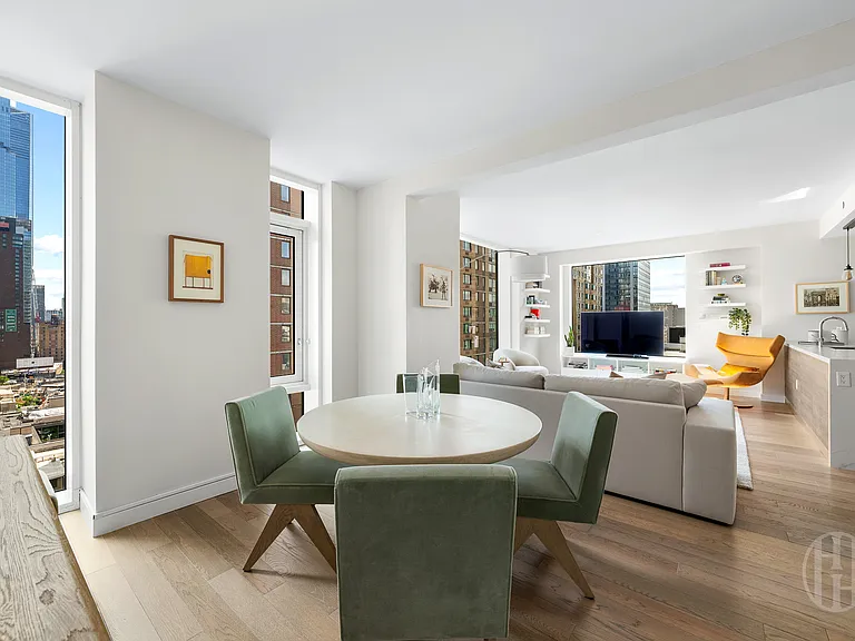 505 W 43rd St #14H — Photo 4