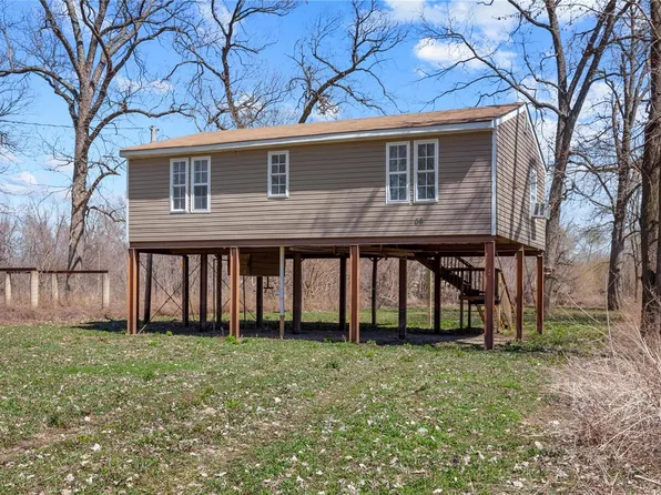 66 E Timberlake Rd, Elsberry, MO 63343