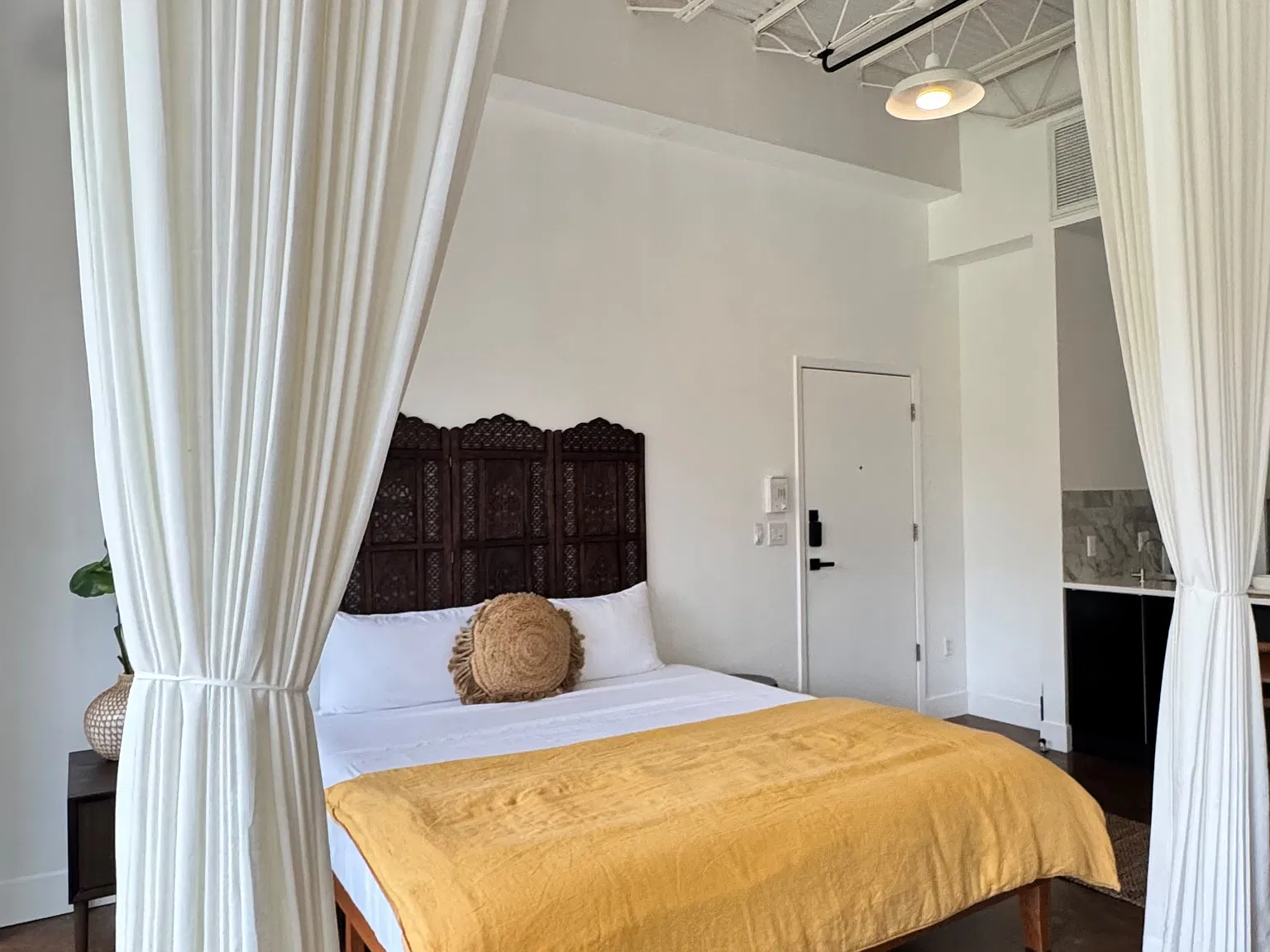 Studio, 785 sqft, $2,600 — Photo 3
