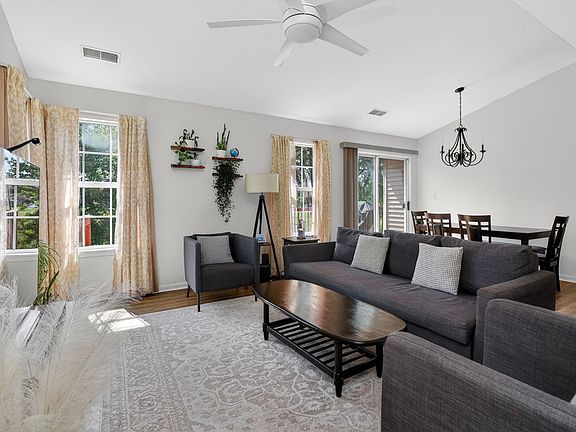 3rd image of 464 Gloria Ln