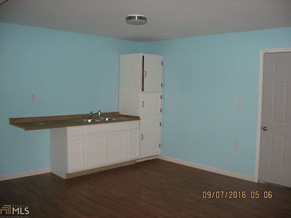 3rd image of 31 Luckie St