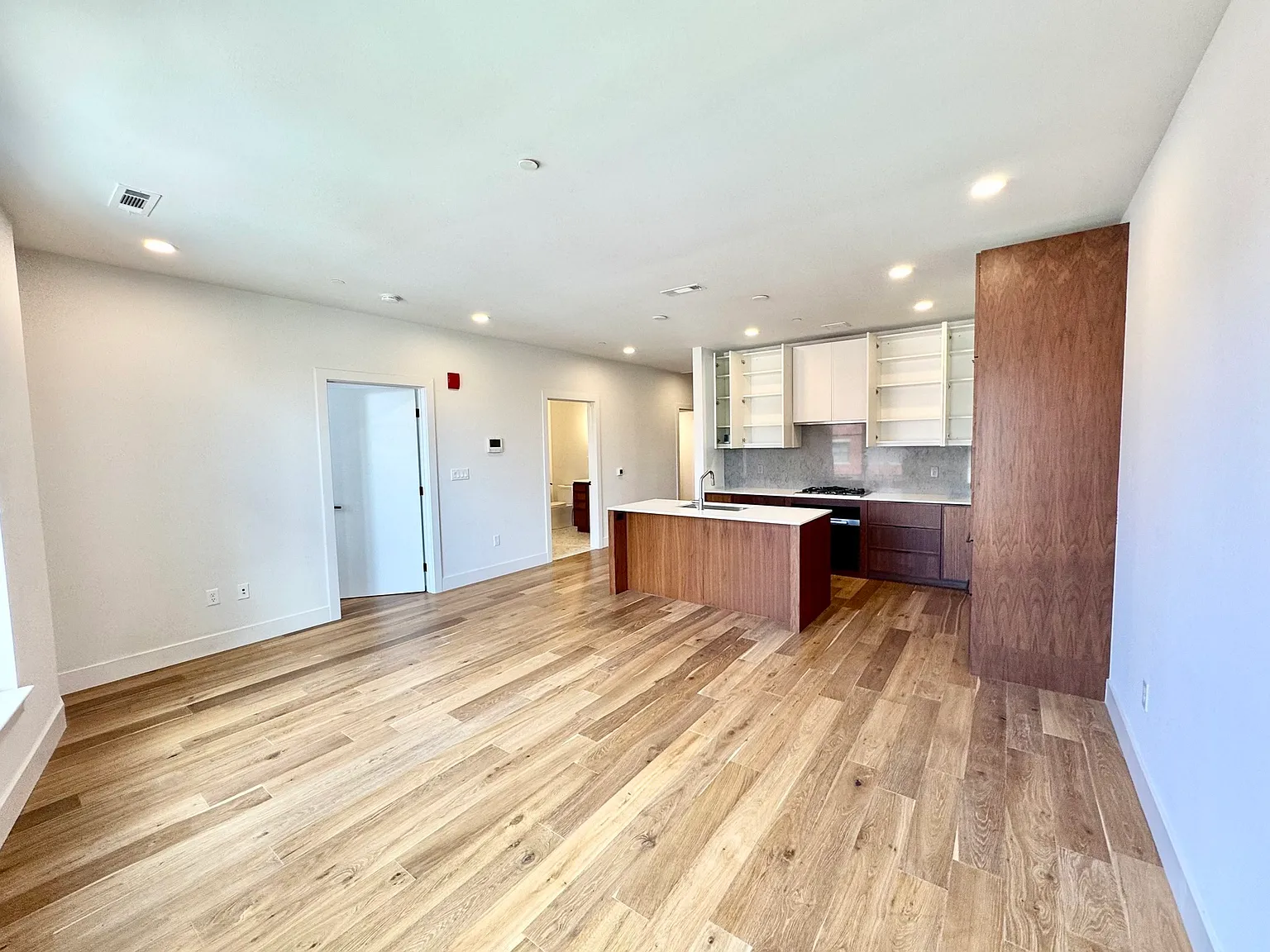 1 bed, 1.0 bath, 888 sqft, $4,400 — Photo 2