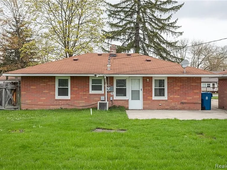 31733 Kathryn St — Photo 2
