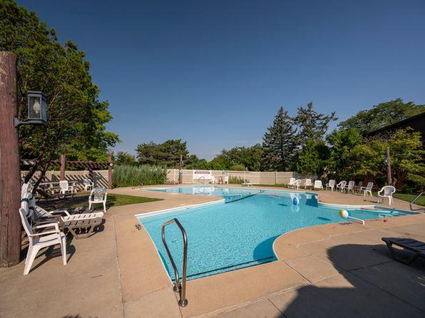 47 Pier Dr APT 102, Westmont, IL 60559