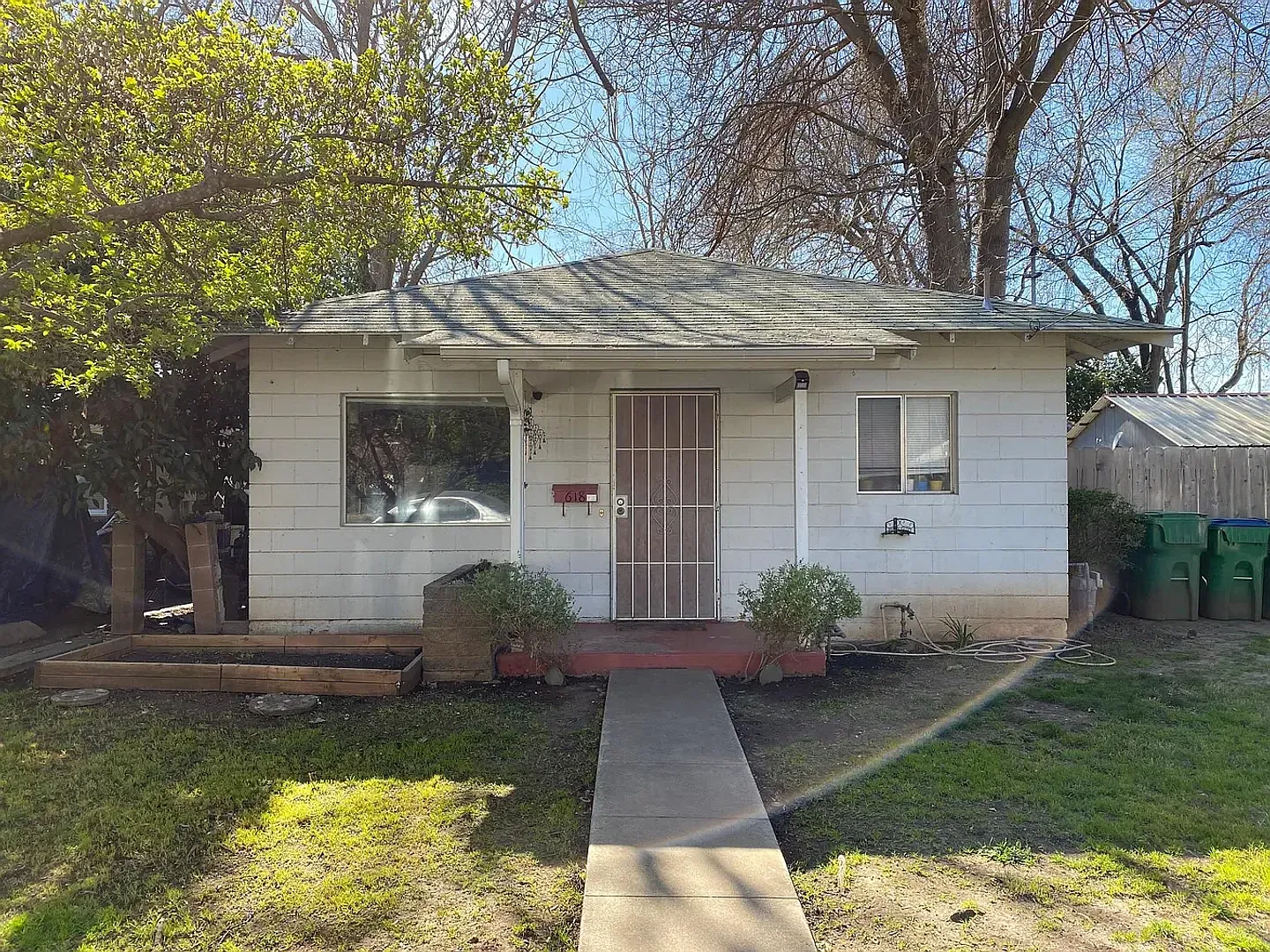 618 Orient St photo 1