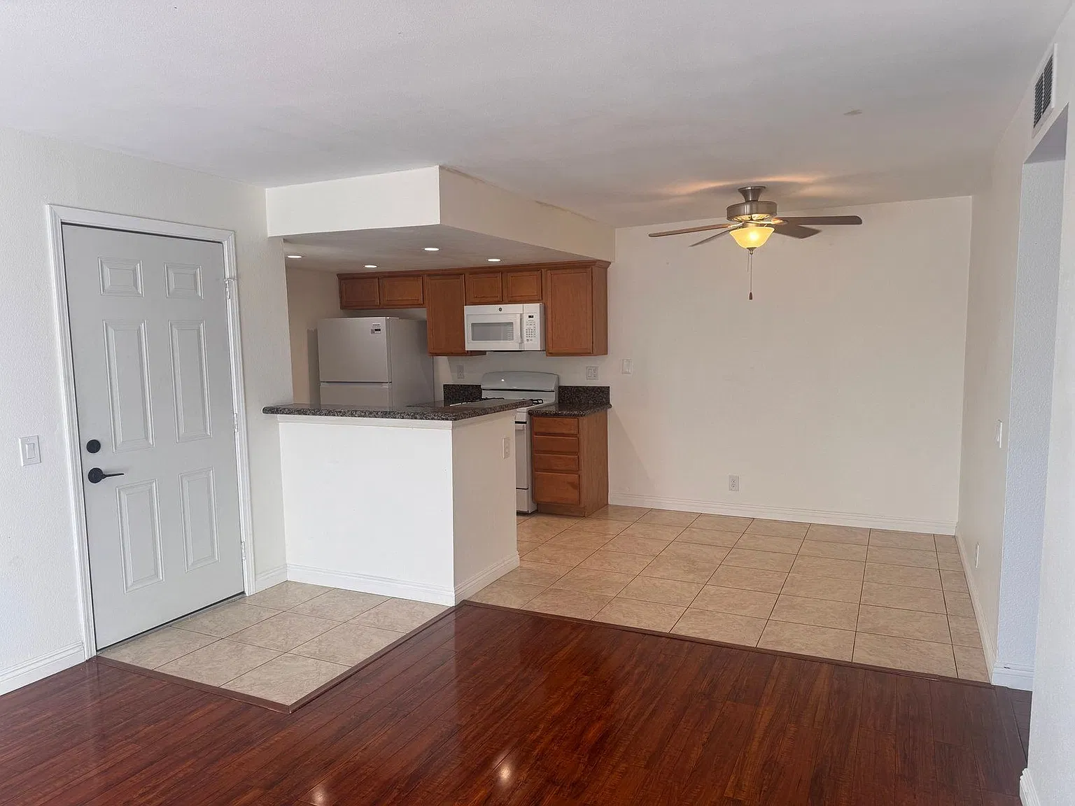 2 bed, 2.0 bath, 886 sqft, $2,050 — Photo 3