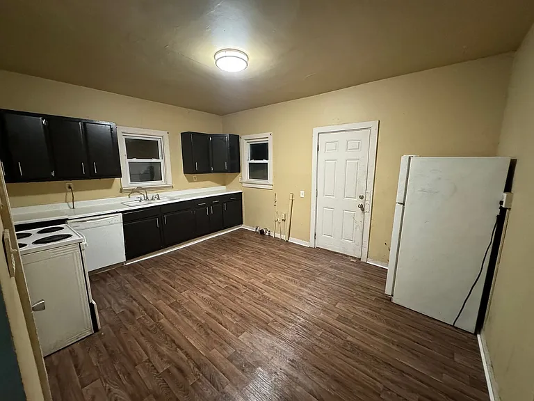 202 N Brookfield St — Photo 3