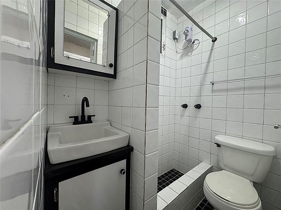 5th image of 11AK Urb Levittown Lakes Cll Paseo Magdalena