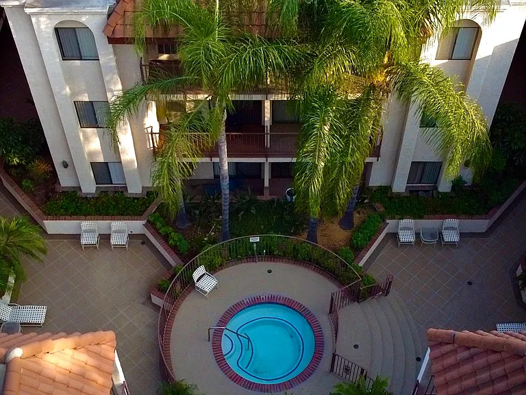 Jacuzzi & Courtyard