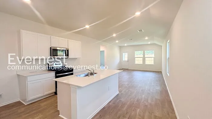 3 bed, 2.0 bath, 1470 sqft, $1,695 — Photo 4