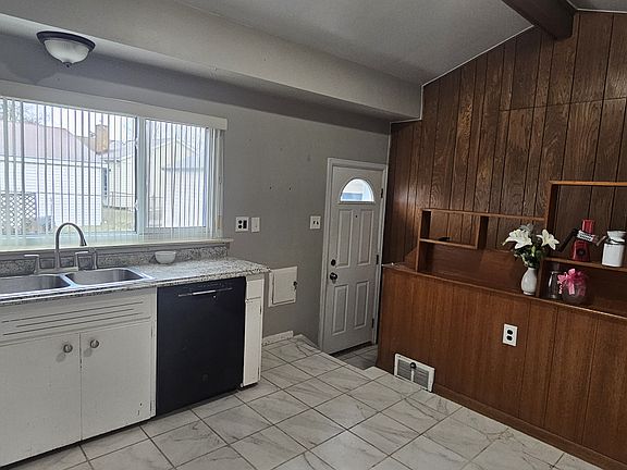 4th image of 20430 Kenmore Ave