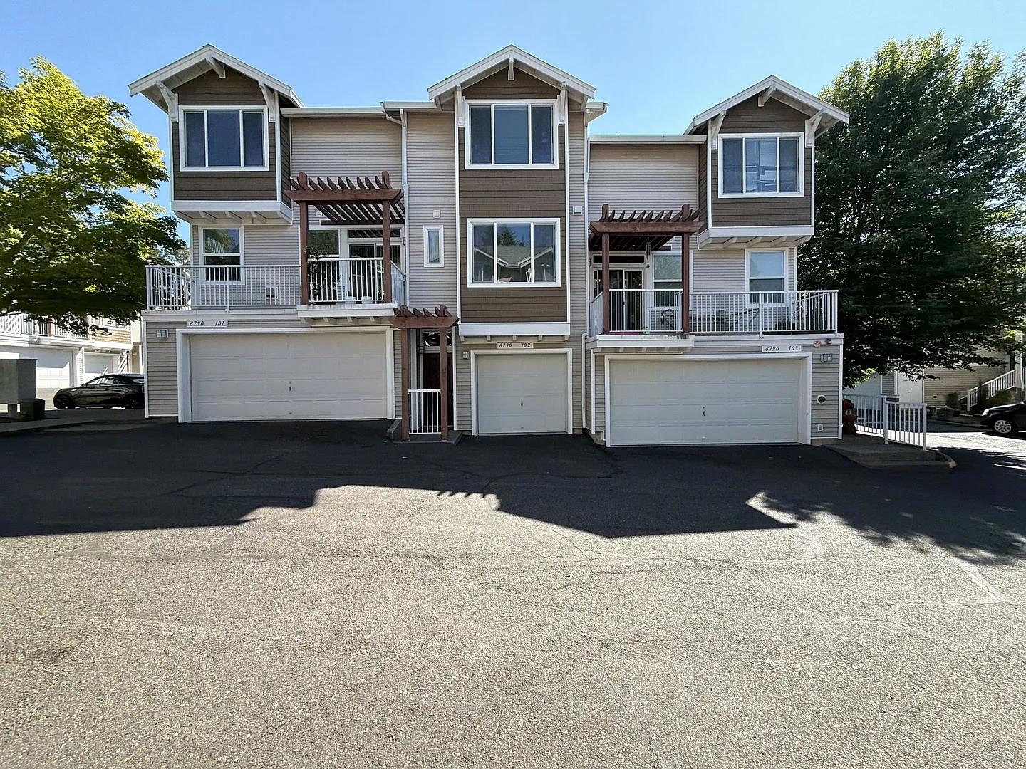 2-Bedroom Beaverton Condo with Private En-Suite Bathrooms, Open Floor Plan, Private Balcony & Att... — Photo 1