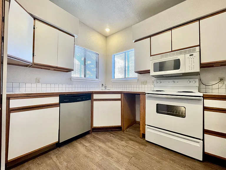 310 Pat Garrison St #B7 — Photo 4