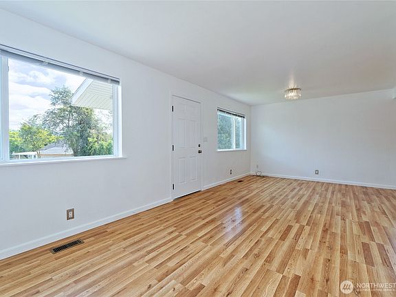 5th image of 423 Lind Avenue SW
