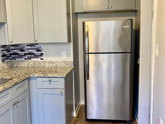 3rd image of 2440 W Berwyn Ave APT 2