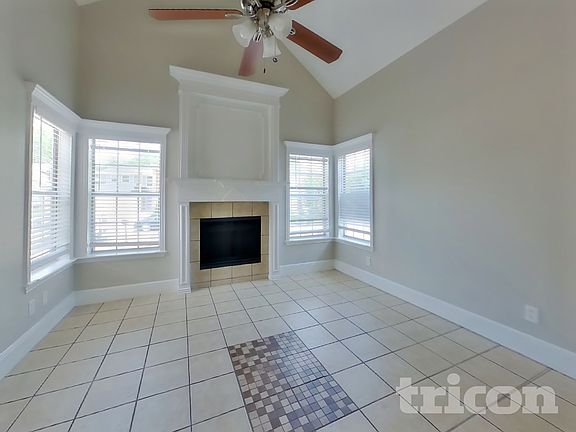 3rd image of 822 Foxridge Dr