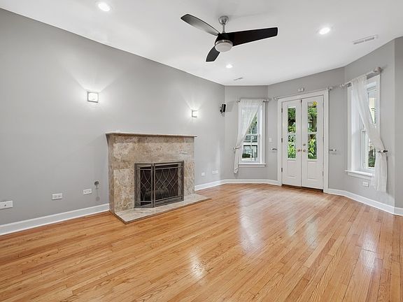 2nd image of 938 W Belle Plaine Ave #1E