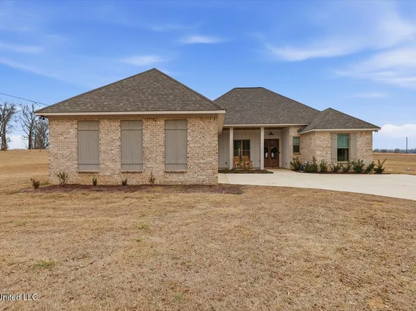 35 Village Cir, Benton, MS 39039