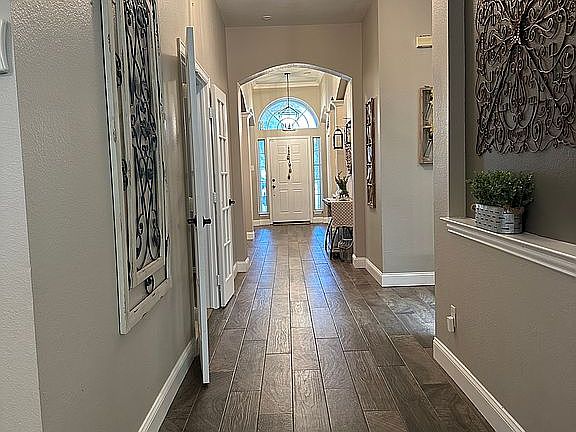 3rd image of 420 Laura Ln