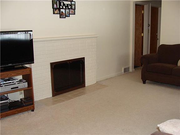 5th image of 1037 E Linden St