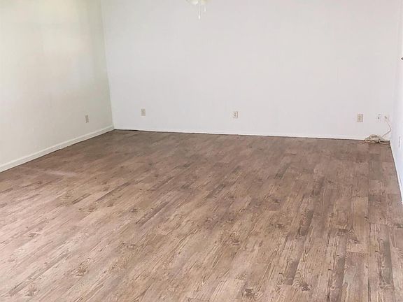 2nd image of 207 E Hallie Ave