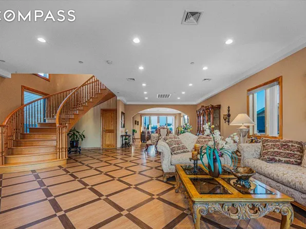10-21 Bayside St, Breezy Pt, NY 11697