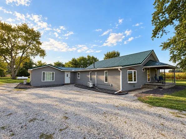 2076 N State Rd, Flora, IL 62839