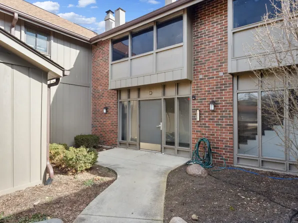 2S621 Enrico Fermi Ct Unit E, Warrenville, IL 60555