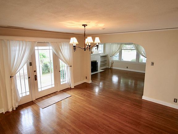 4th image of 815 College Ave