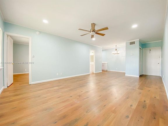 4th image of 2424 SE Seventeen Street Cswy #306B