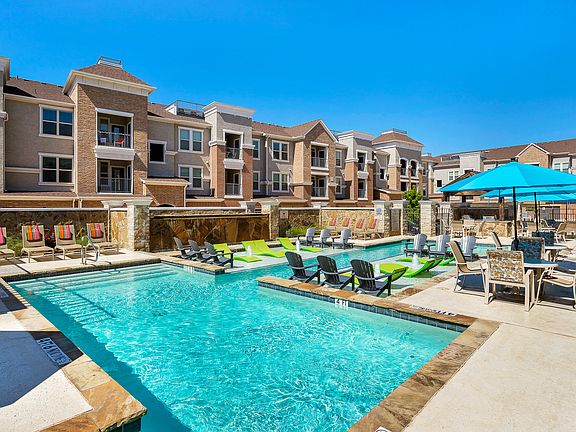 Resort-style Pool with Tanning Ledge and Sundeck
