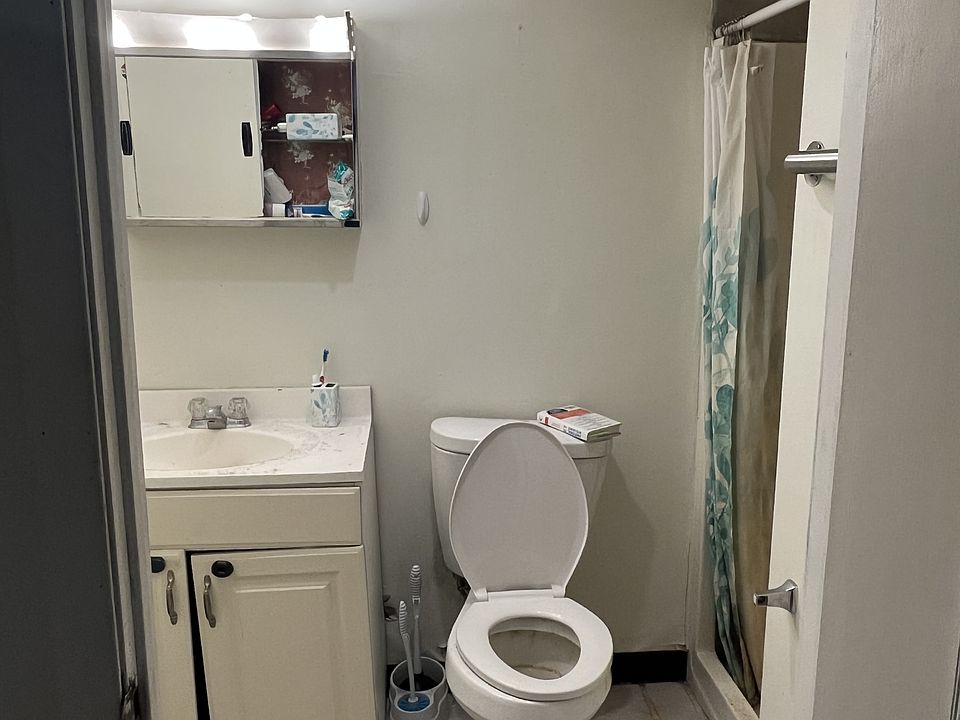 2nd image of 622 Howard Pl #F