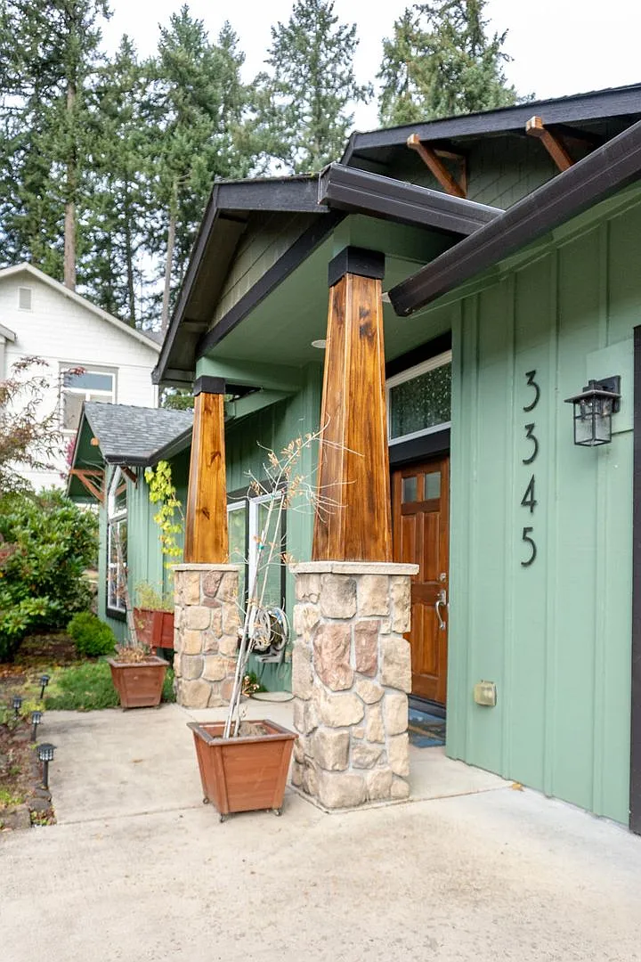 3 Bed | 2.5 Bath | 2,554 Sq Ft House in 3345 Bentley Ave, Eugene — Photo 3