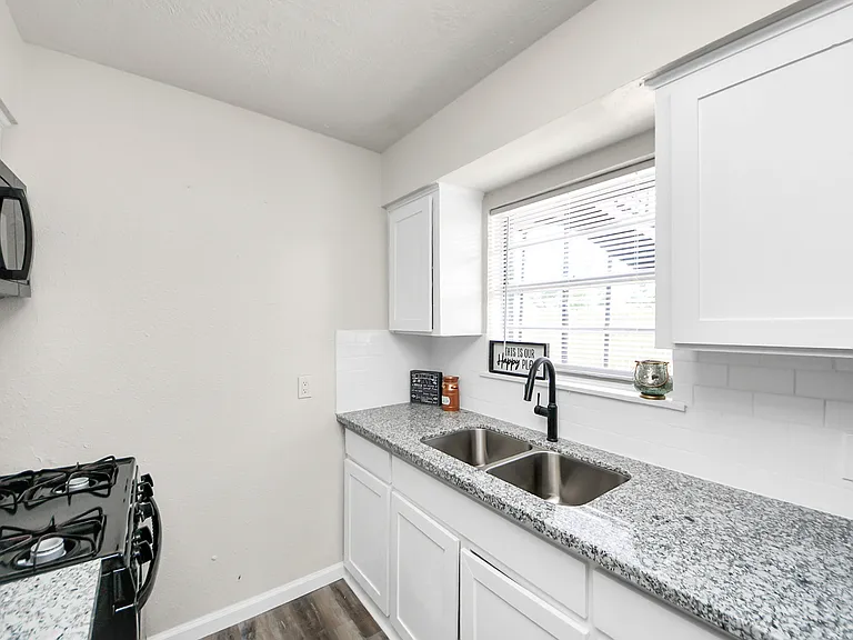 2110 Melbourne St — Photo 21