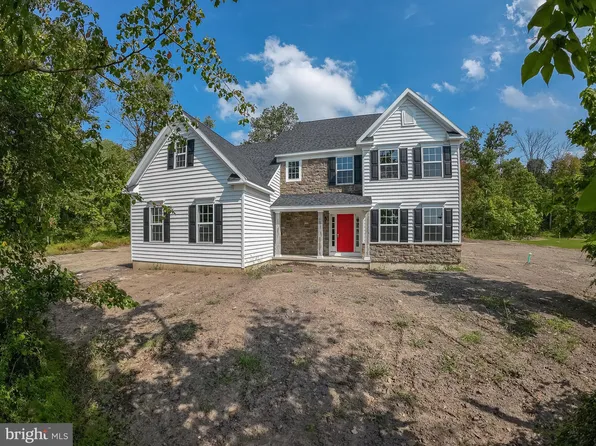 69 Old Douglass Dr, Douglassville, PA 19518