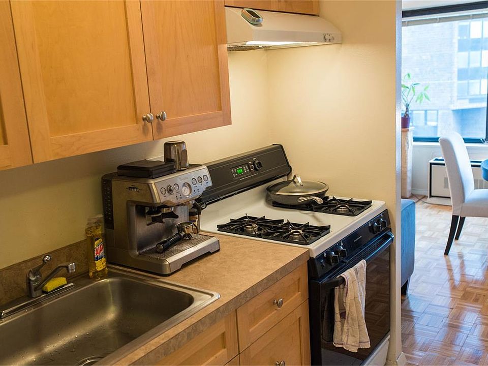 2nd image of 40 Waterside Plz APT 19B