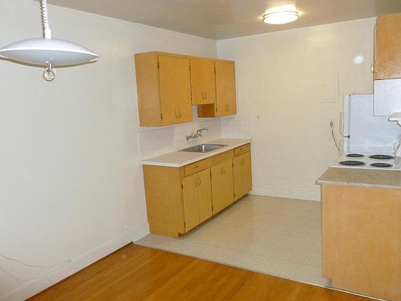 3rd image of 1305 Queen Anne Ave N #115