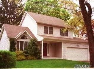 28 Tulip St, Huntington, NY 11743