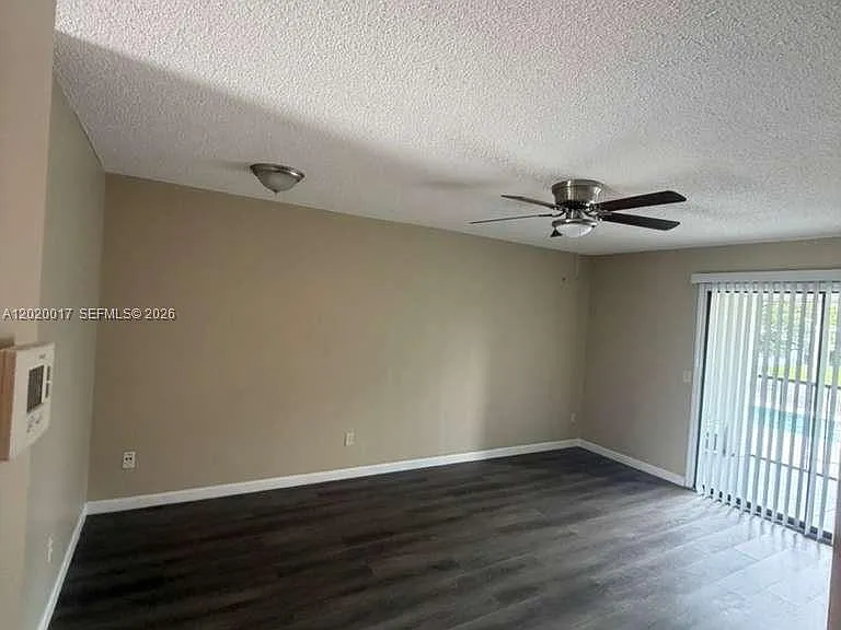 617 Ixoria Ave #18 — Photo 4