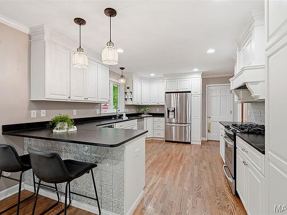 3rd image of 526 Selma Ave